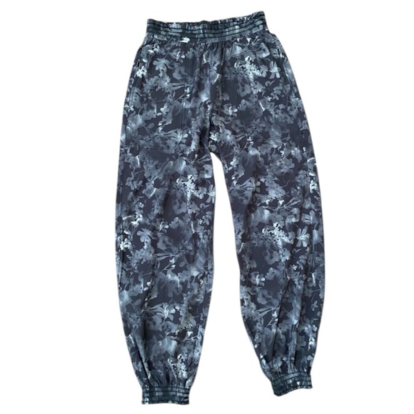 ATHLETA Savannah Floral Joggers in Black/Gray Size 6 -- A MUST IN YOUR CLOSET!!! - Picture 4 of 8